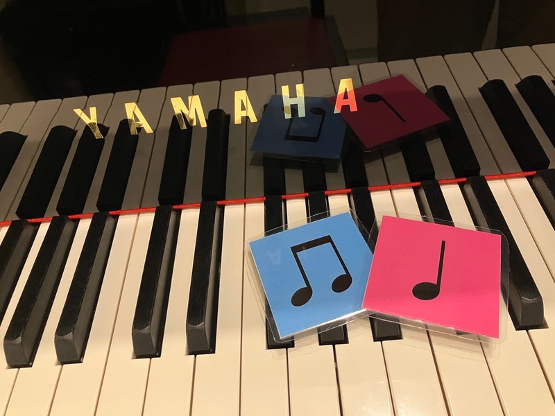 グランドピアノとリズムカード